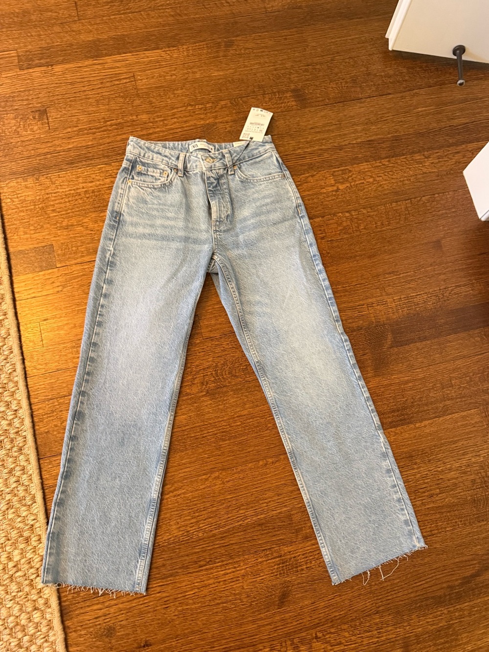 Zara Light to medium Wash mid rise Straight Leg  denim jeans size 04